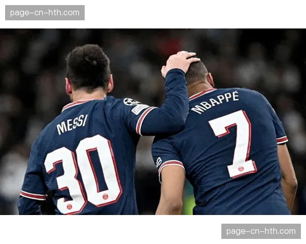 现场直击：法兰西大球场，巴黎球迷用巨型Tifo致敬即将离任的姆巴佩